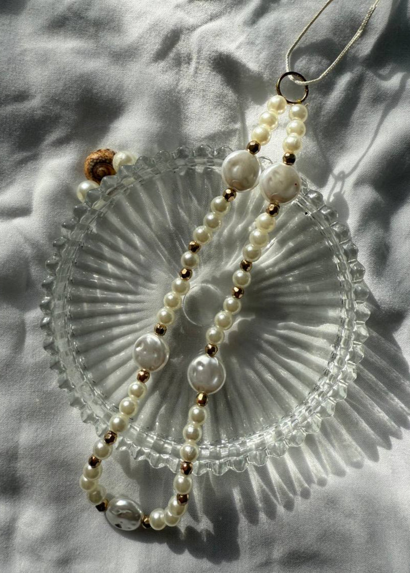 Perlenhandykette mit weißen und goldenen Perlen