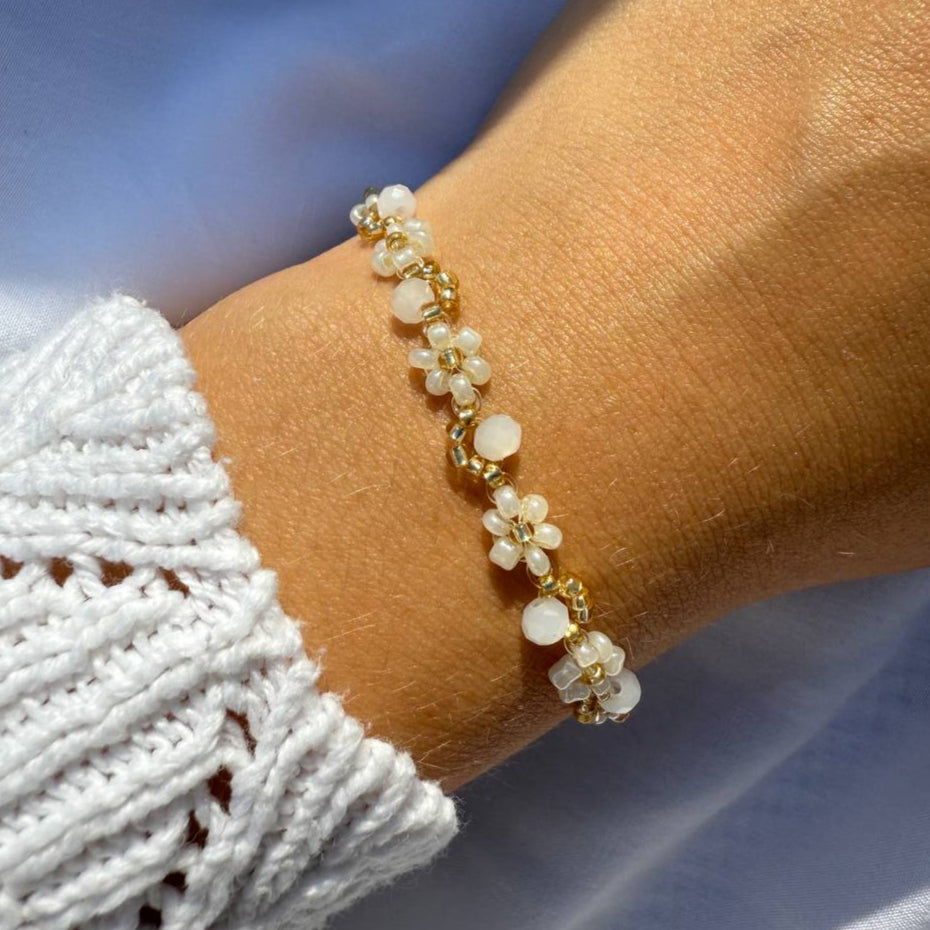 Perlenarmband mit weißen Blumen und weißen Kristallen