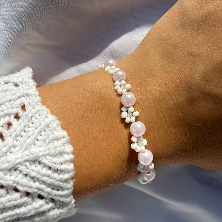Perlenarmband mit weißen Blumen und rosanen Perlen