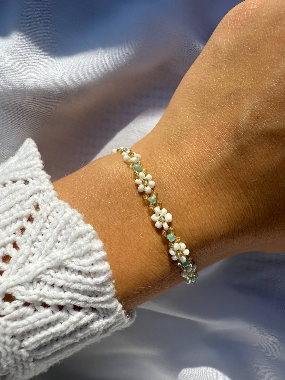Perlenarmband mit weißen Blumen und kleinen türkisen perlen