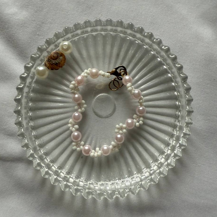 Perlenarmband mit weißen Blumen und rosanen Perlen