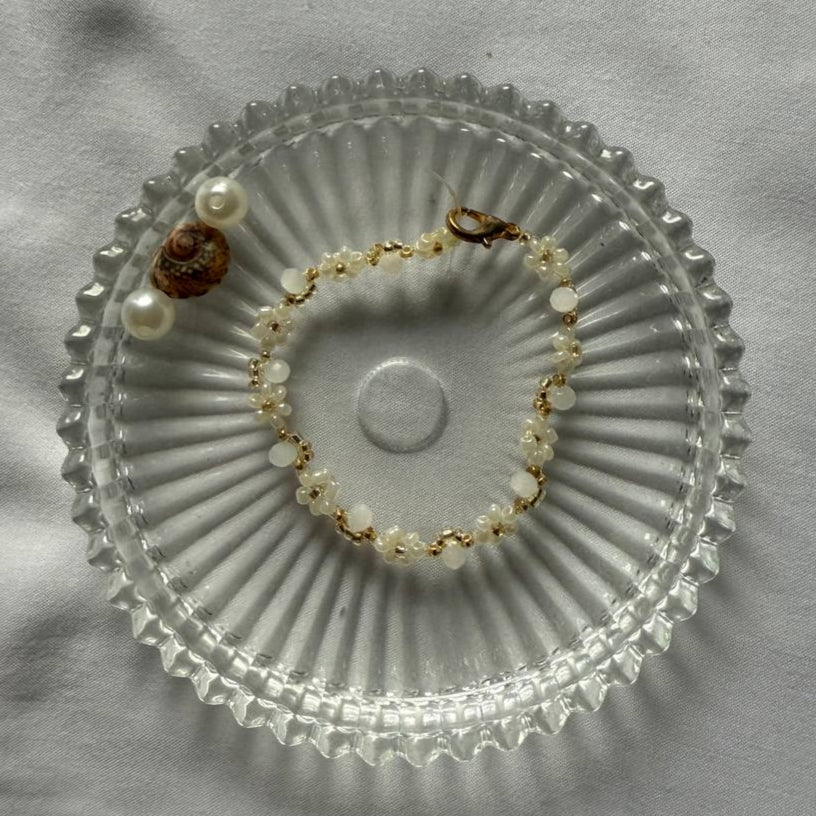 Perlenarmband mit weißen Blumen und weißen Kristallen