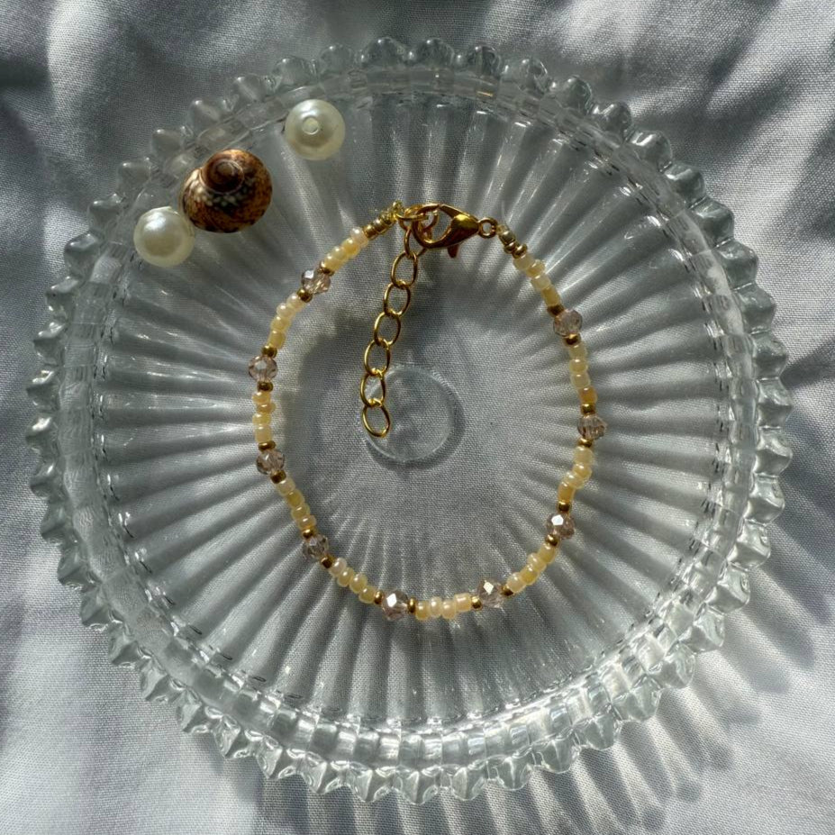 Perlenarmband Set aus beigen Perlen und beigen Kristallen