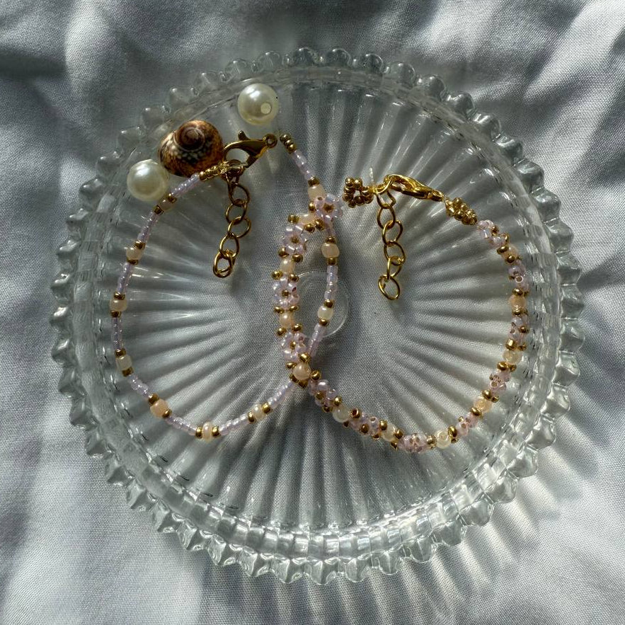 Perlenarmband Set aus rosanen und beigen Perlen