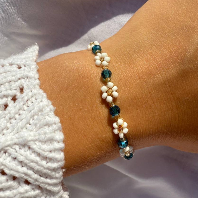 Perlenarmband mit weißen Blumen und türkisen Kristallen