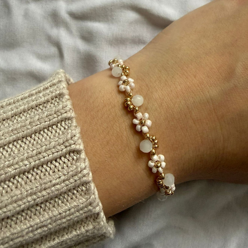 Perlenarmband mit rosanen Blumen und weißen Kristallen
