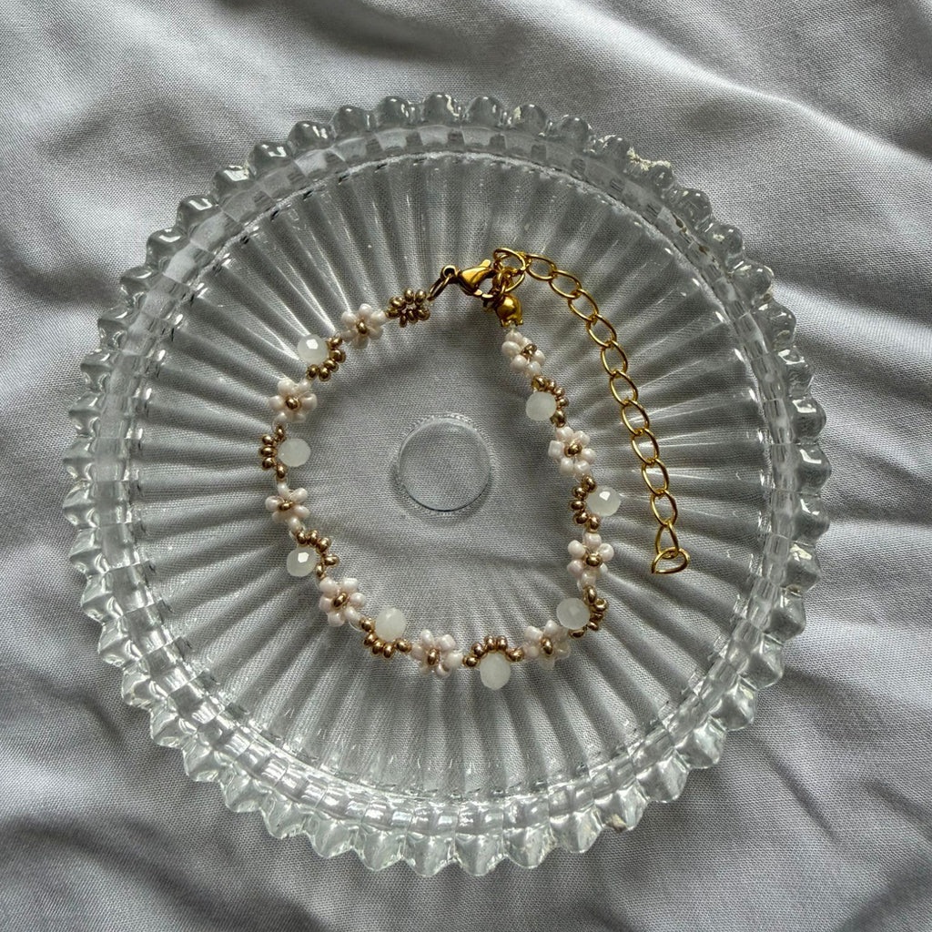 Perlenarmband mit rosanen Blumen und weißen Kristallen