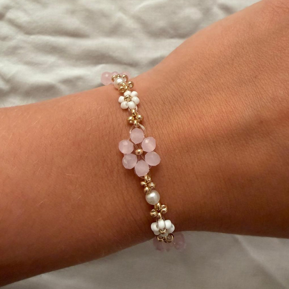 Perlenarmband mit rosaner Blume und weißen Perlen