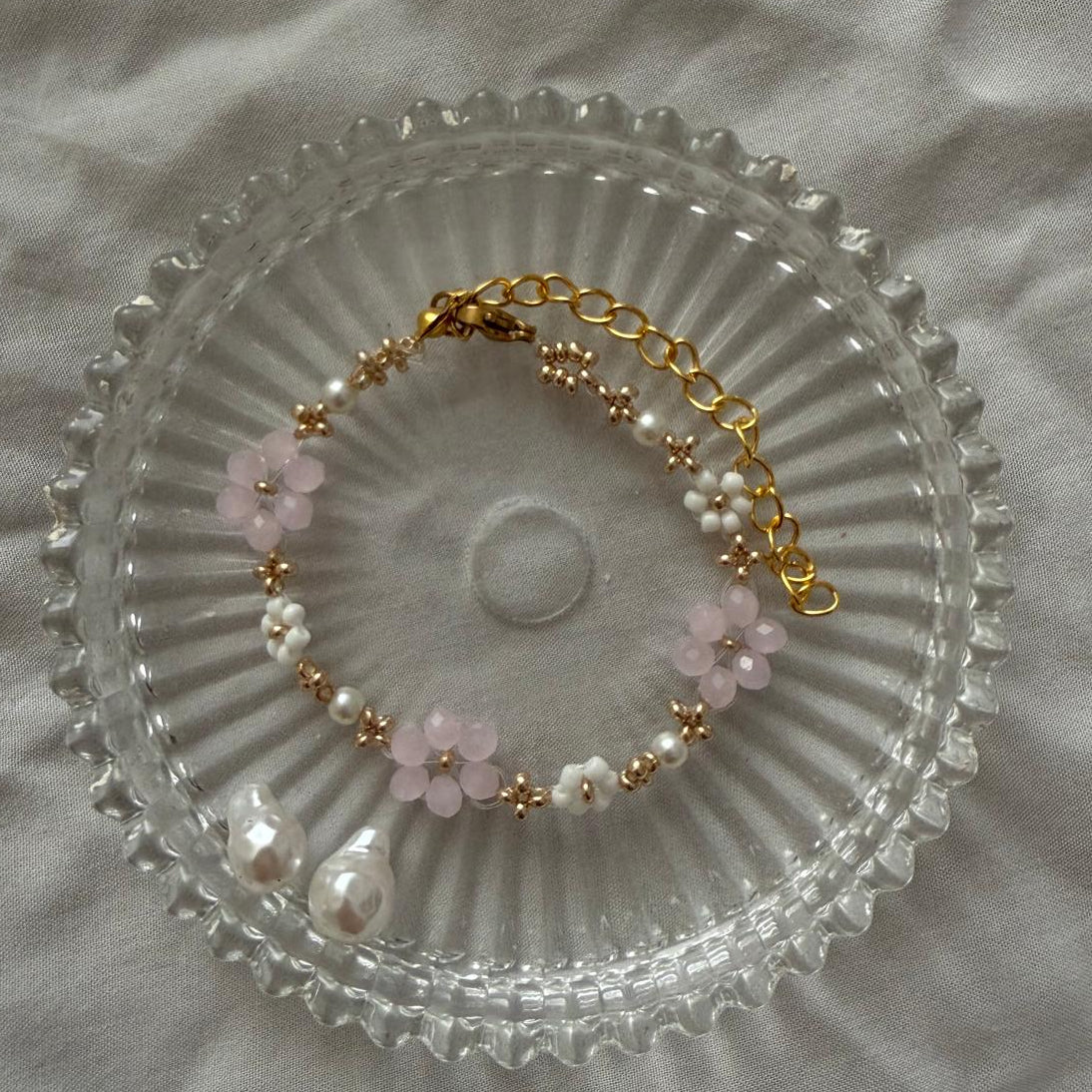 Perlenarmband mit rosaner Blume und weißen Perlen