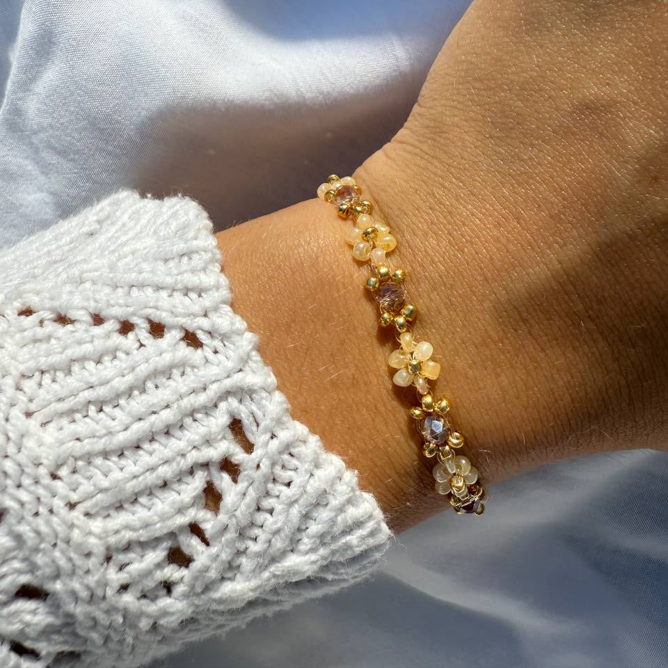 Perlenarmband mit beigen Blumen und beigen Kristallen