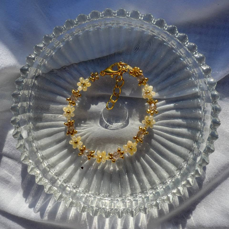 Perlenarmband mit beigen Blumen und beigen Kristallen