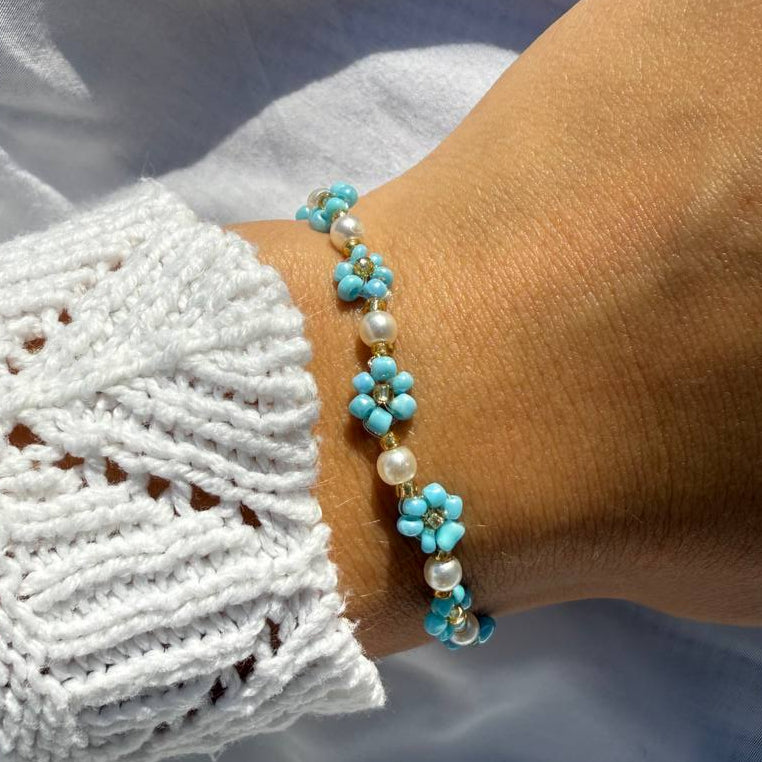 Perlenarmband mit blauen Blumen und weißen Perlen
