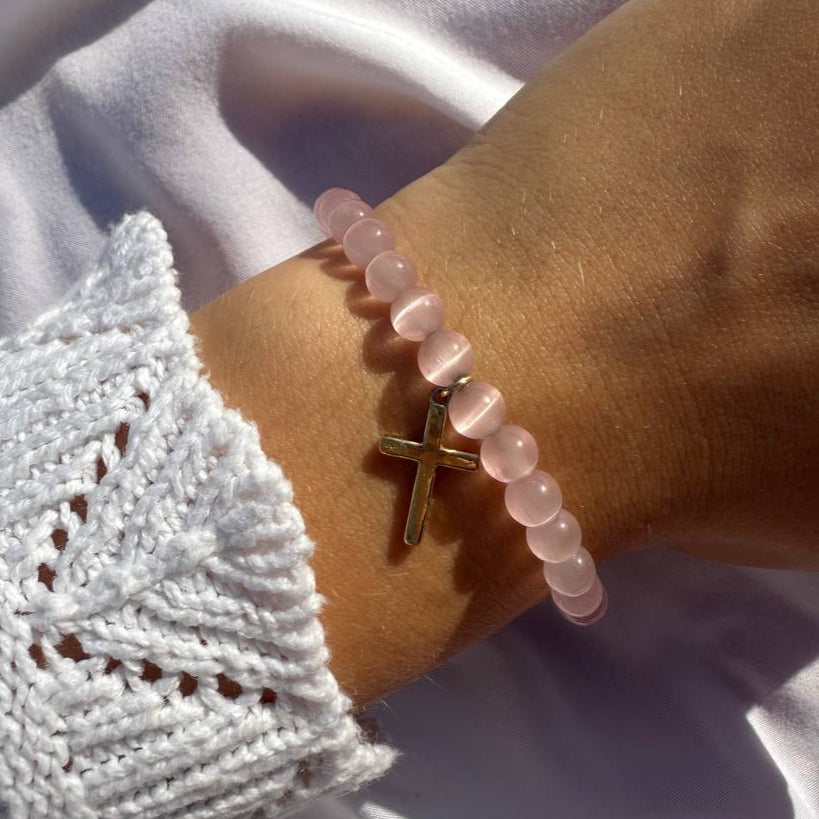 Perlenarmband mit rosanen Perlen und einem Kreuz als Anhänger