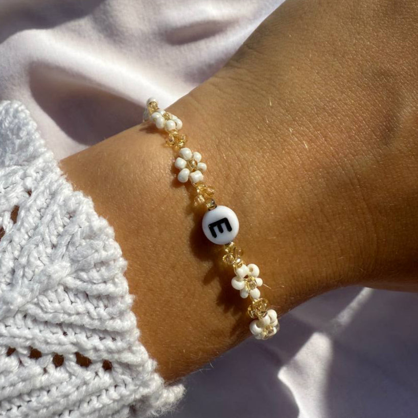 Perlenarmband mit weißen Blumen und Anfangsbuchstaben nach Wunsch