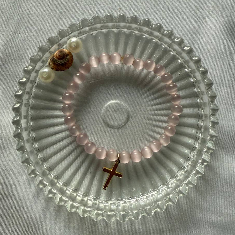 Perlenarmband mit rosanen Perlen und einem Kreuz als Anhänger