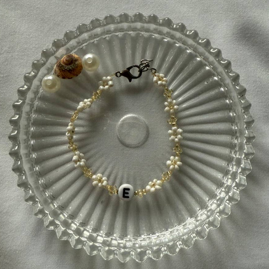 Perlenarmband mit weißen Blumen und Anfangsbuchstaben nach Wunsch