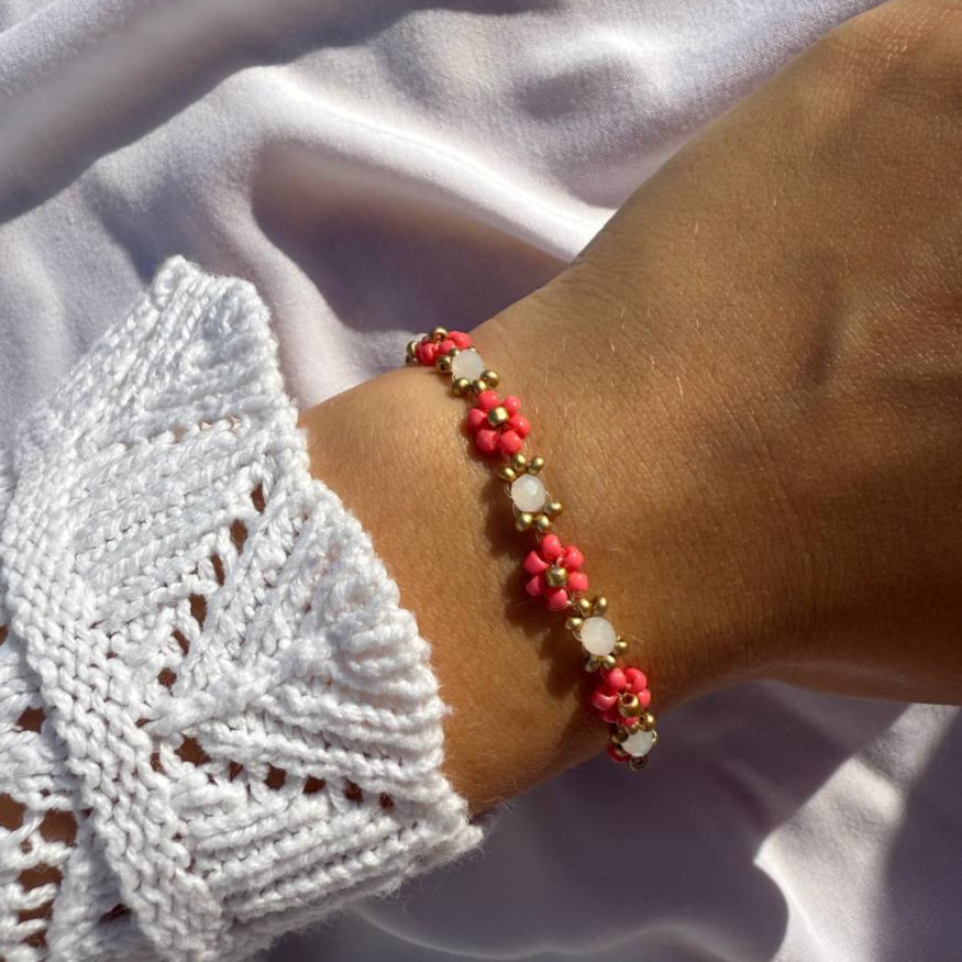 Perlenarmband mit pinken Blumen und weißen Perlen