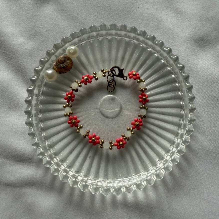 Perlenarmband mit pinken Blumen und weißen Perlen