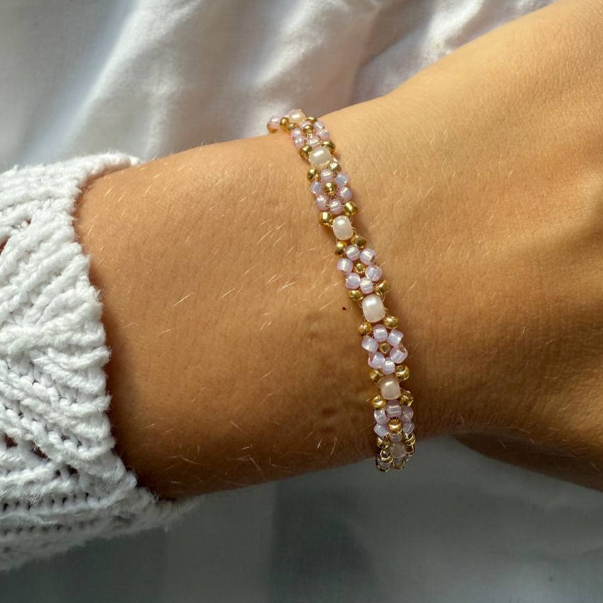 Perlenarmband mit rosanen Blumen und beigen Perlen