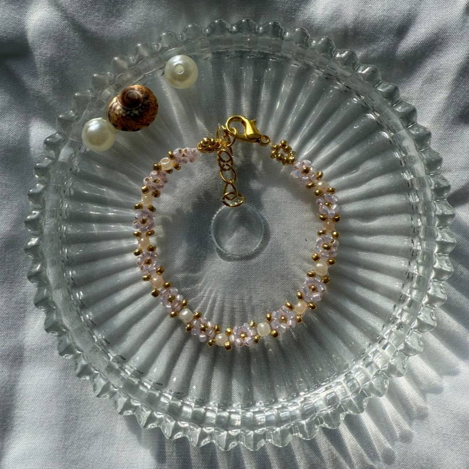 Perlenarmband mit rosanen Blumen und beigen Perlen