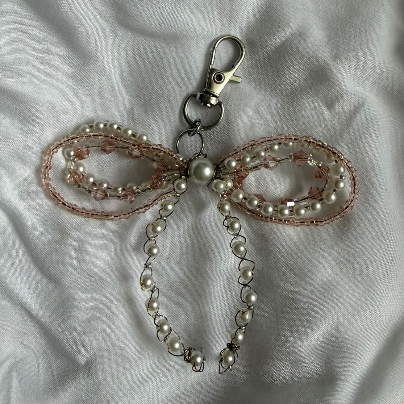 Weiß/Rosaner Schleifen-Anhänger