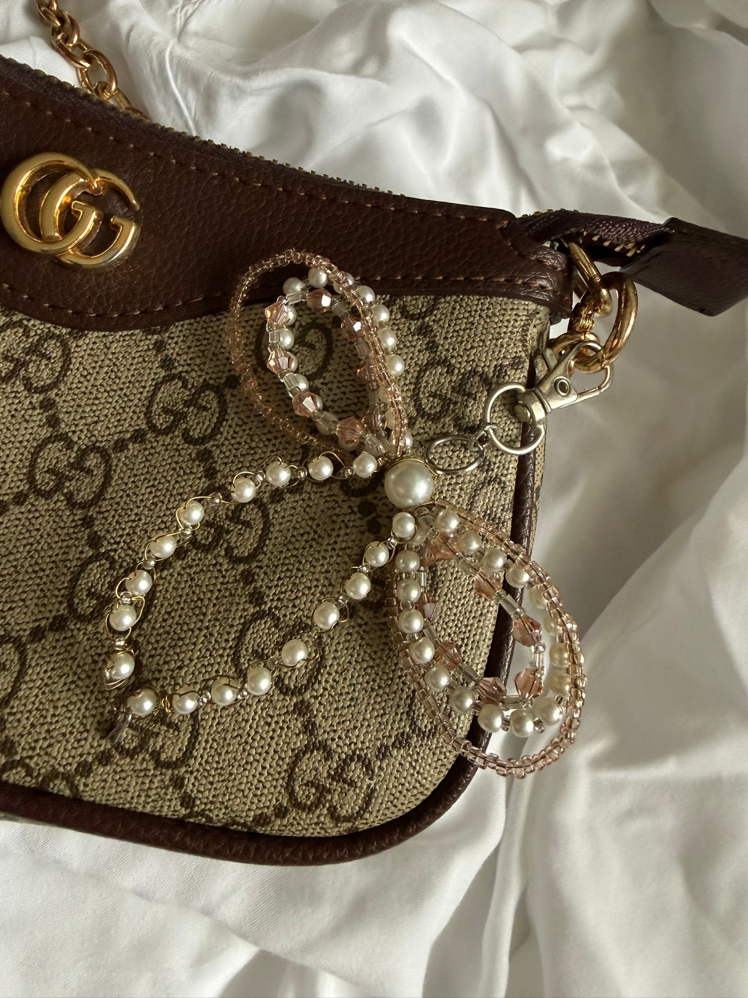 Weiß/Rosaner Schleifen-Anhänger